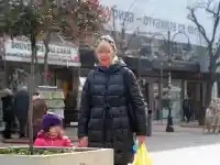 София Бобчева разхожда малката по "Витошка"