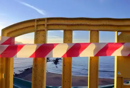 Телата на гола жена и мъж по къси панталони изплуваха от морето край Поморие и Варна