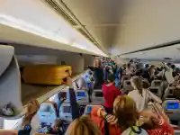 Тийнейджър сечи зъби след сблъсък в самолет – шокиращи кадри!