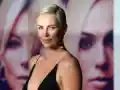 Шок! Чарлийз Терон изумява с тяло на плажа в Хавай!
