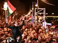 Орбан загуби след 16 г. на власт, победителите превърнаха Будапеща в парти зона