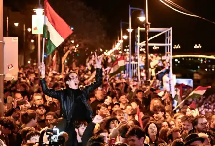 Орбан загуби след 16 г. на власт, победителите превърнаха Будапеща в парти зона