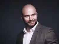 Повече от изрод! Измамникът наркоман Калоян Денков упоява жените, вади си оная работя и се снима с тях, докато са напълно безпомощни. Шмърка директно от гърдите им (брутални разкрития)