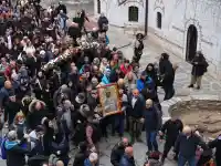 Невероятно чудо! Вярващи последваха иконата на Света Богородица!