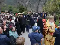 Невероятно чудо! Вярващи последваха иконата на Света Богородица!