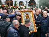 Невероятно чудо! Вярващи последваха иконата на Света Богородица!