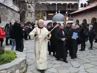 Невероятно чудо! Вярващи последваха иконата на Света Богородица!