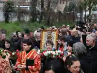 Невероятно чудо! Вярващи последваха иконата на Света Богородица!