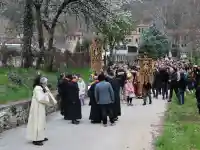 Невероятно чудо! Вярващи последваха иконата на Света Богородица!