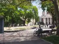 Великденско чудо в София: Безплатни козунаци на пейка!