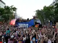 750 000 души празнуваха титлата на Барса – шок и екстаз в града!