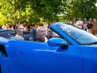Шокиращ абитуриент с златен корсет на бала в Ботевград!