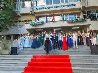 Шокиращ абитуриент с златен корсет на бала в Ботевград!