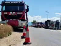 Автомобил пламна в движение в Пловдив, запали паркирани коли, цистерна се обърна (снимки/видео)