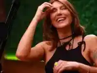 Божана Кацарова нагъва кебапчета в колата