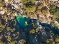 Борят се за живота на българка, паднала в пропаст на гръцки остров