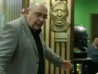 Дрогирани журналистки вилняха на премиера в Сатирата, Сърменов ги изгони