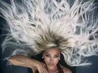 Емануела цъфна на торта