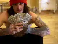Мики Мейс се снима с гвардейците