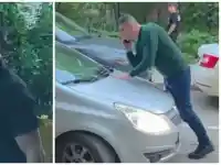 Набитият от доставчик Ивайло Мирчев воюва със съседи за паркоместа
