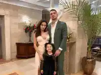 Щерката на Гущеров напомпа бюст и джуки! (СНИМКИ)