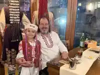 Щерката на Гущеров напомпа бюст и джуки! (СНИМКИ)