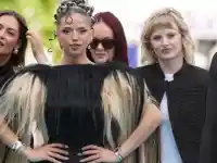 Скандалът с роклята на Дара: Дизайнерът работи от стаята си!
