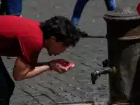 Тропическа нощ в Лондон, удавници по плажове във Франция, близо 40 °C в Испания (снимки)