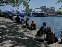 Тропическа нощ в Лондон, удавници по плажове във Франция, близо 40 °C в Испания (снимки)