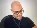 Защо езикът  на Стоян  е все навън?