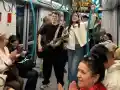 Анелия пропя в метрото ВИДЕО
