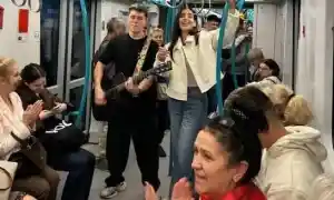 Анелия пропя в метрото ВИДЕО