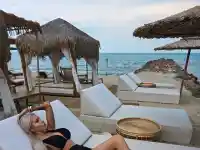 Мис Силикон шокира с нова визия на плажа в Свети Влас!
