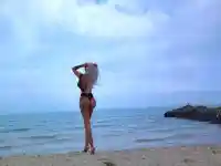 Мис Силикон шокира с нова визия на плажа в Свети Влас!
