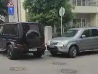 НА ВНИМАНИЕТО НА МВР-БУРГАС! Кой селяндур си паркира Г-класата пред полицията? (СНИМКИ)
