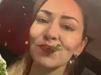 Нети яде и чете подарък от Дара