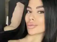 Полина Спасова шокира с нова визия! Какво стана с устните й?