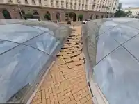 Потрошени и изкъртени са жълтите павета на Ларгото в София (снимки)
