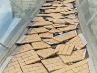 Потрошени и изкъртени са жълтите павета на Ларгото в София (снимки)