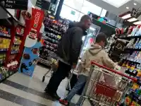 Синът на Васил Божков на пазар с децата (ГАЛЕРИЯ СНИМКИ)