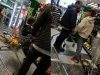 Синът на Васил Божков на пазар с децата (ГАЛЕРИЯ СНИМКИ)