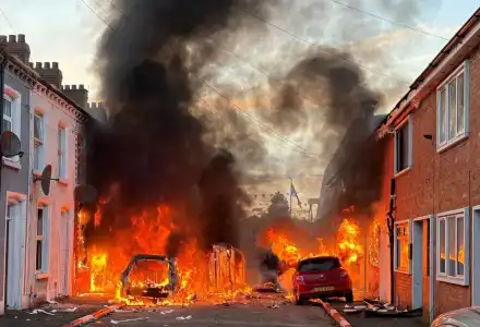 След погрома в Белфаст: Опожарени къщи и коли заради нападението от мигрант (снимки)