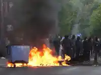 След погрома в Белфаст: Опожарени къщи и коли заради нападението от мигрант (снимки)