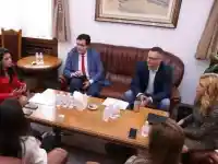 Шок! Доцова с рокля от 90-те предизвика буря в социалните мрежи!