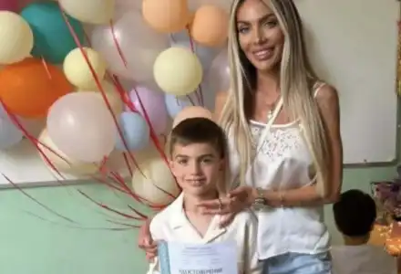 Шок! Златка Райкова с провокативна визия в училището на сина си