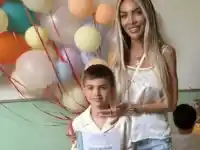 Шок! Златка Райкова с провокативна визия в училището на сина си