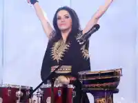 Шок! Елица учи деца от Мозамбик и Ямайка на български фолклор!