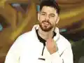 Емрах шокира с фланелка на Англия по време на концерт!