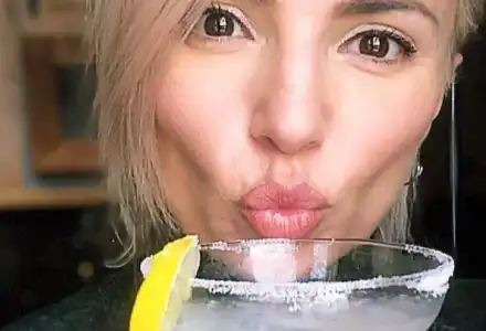 Ирина Тенчева шокира с нова страст към алкохола в Гърция!