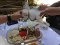 Как се сервира узо правилно и защо побелява?